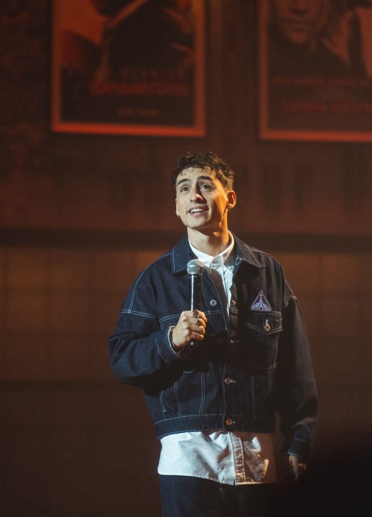 Affiche du spectacle Ayrton Gomes : « P’TIT CON » à la Comédie de Besançon